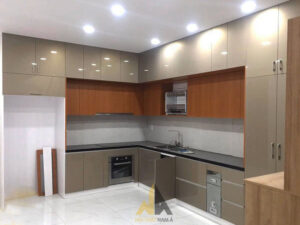 20+ Mẫu tủ bếp màu nâu đẹp được các gia đình yêu thích nhất 2 Tủ bếp acrylic màu nâu chữ L